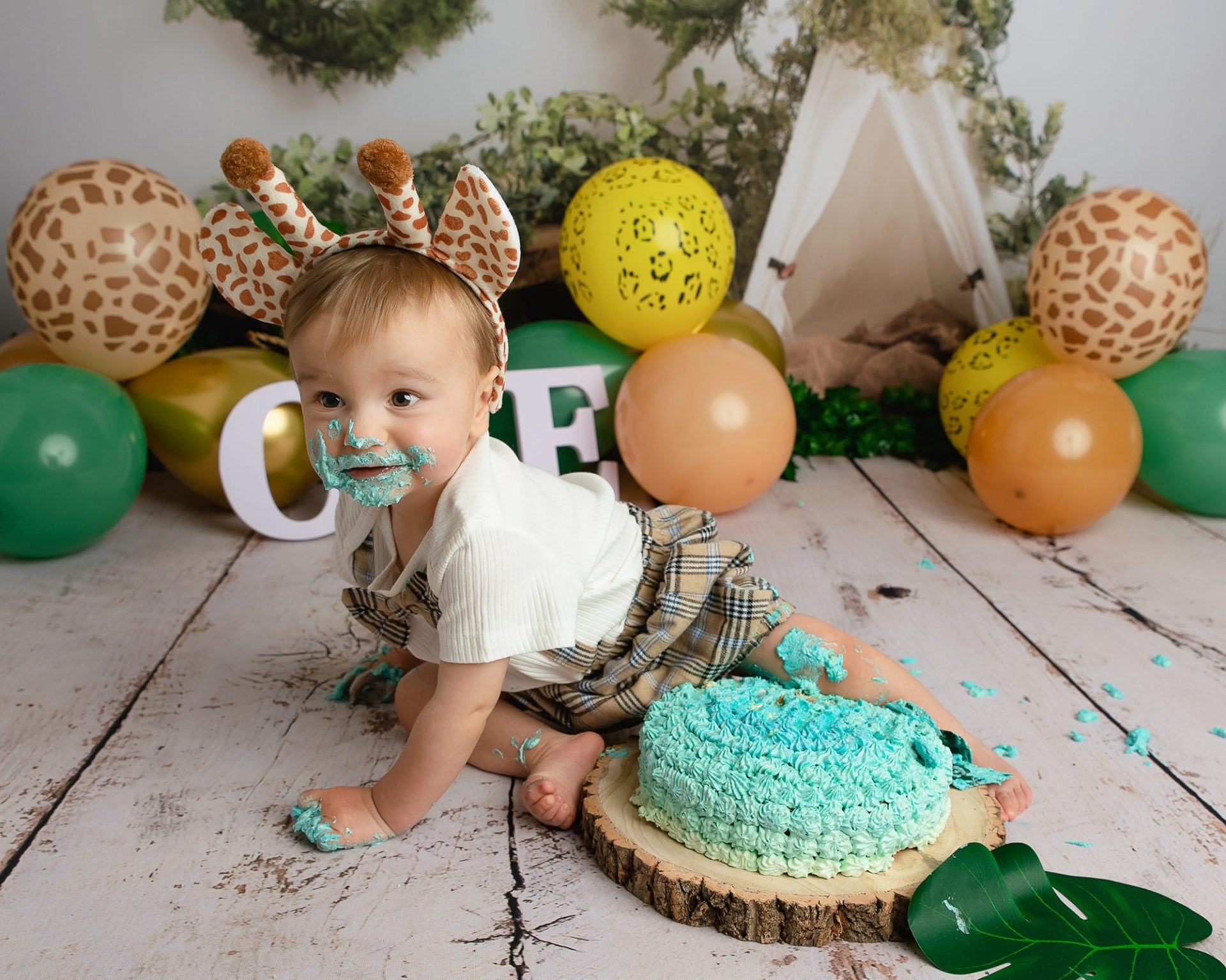 cake smash photographer in perth and kinross, cake smash photoshoot perth, cake smash dundee